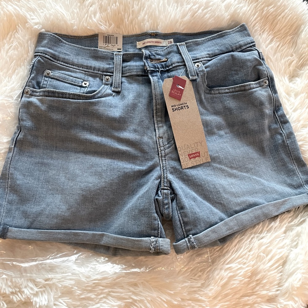 Brand new Women’s size 6/28 Levi’s sculpt denim shorts.